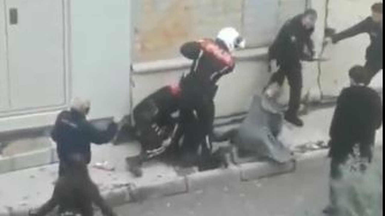 Polisler dövdükleri gençten şikayetçi oldu