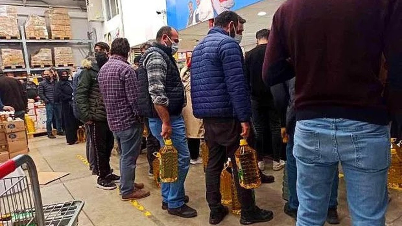 Sivas'ta taneyle satılan 'ucuz yağ' kuyruğu