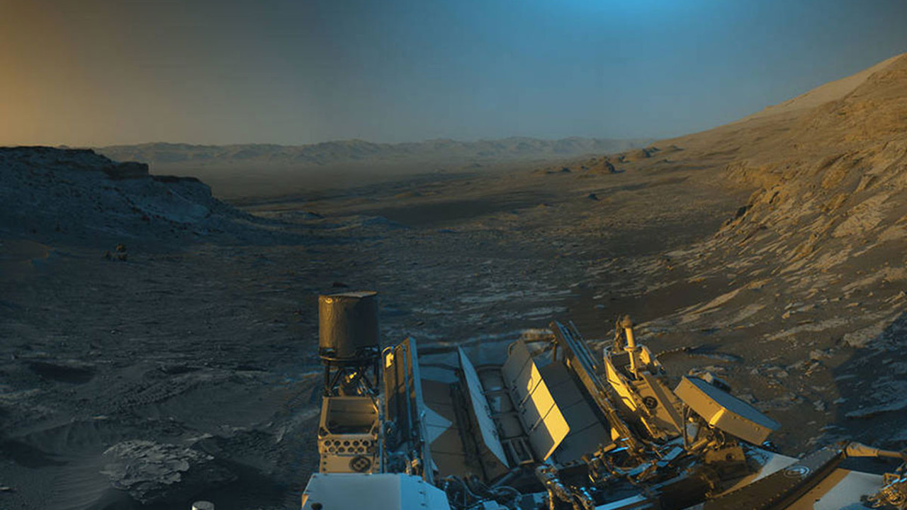 Mars'tan kartpostallık ilk fotoğraf. Panoramanın sağındaki detay dikkat çekti