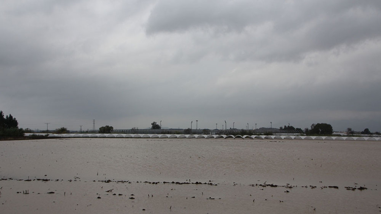 Antalya sele teslim oldu. Ev, sera ve iş yerleri sular altında kaldı