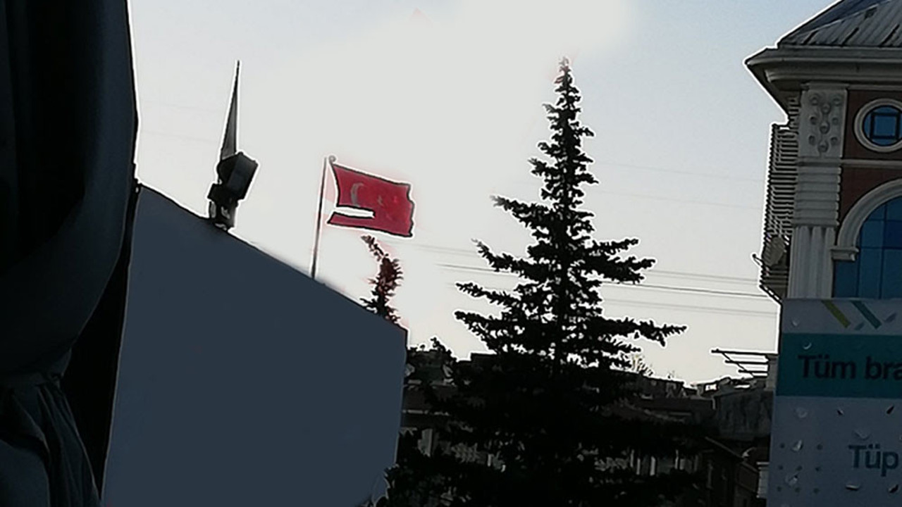 Çamlıca Tepesi'ne dikilen Türk Bayrağı'na büyük ayıp