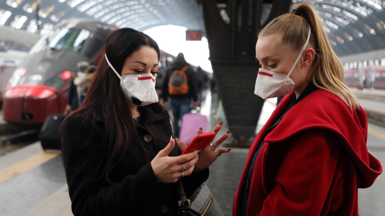 İngiltere'de omicron korkusu maskeleri geri taktırdı