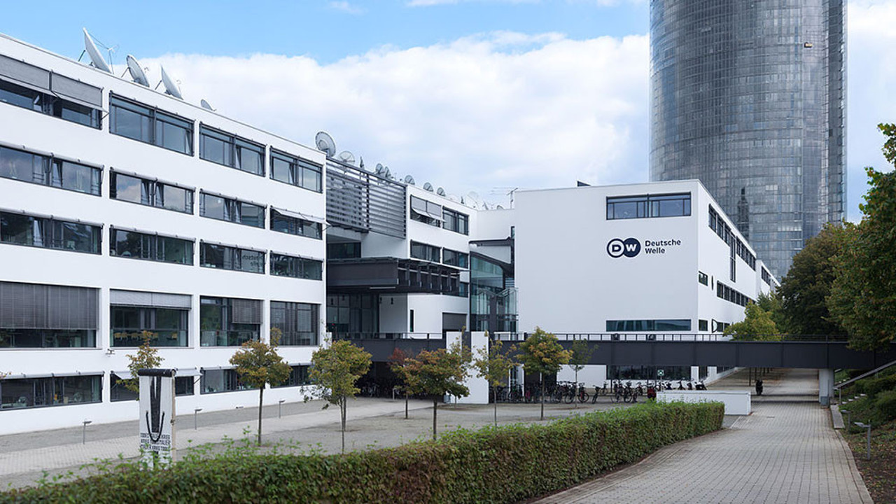 Alman DW Türkçe'nin Türk milleti kavramını hedef alan haberine tepki yağıyor. Fitne hamlesi ters tepti