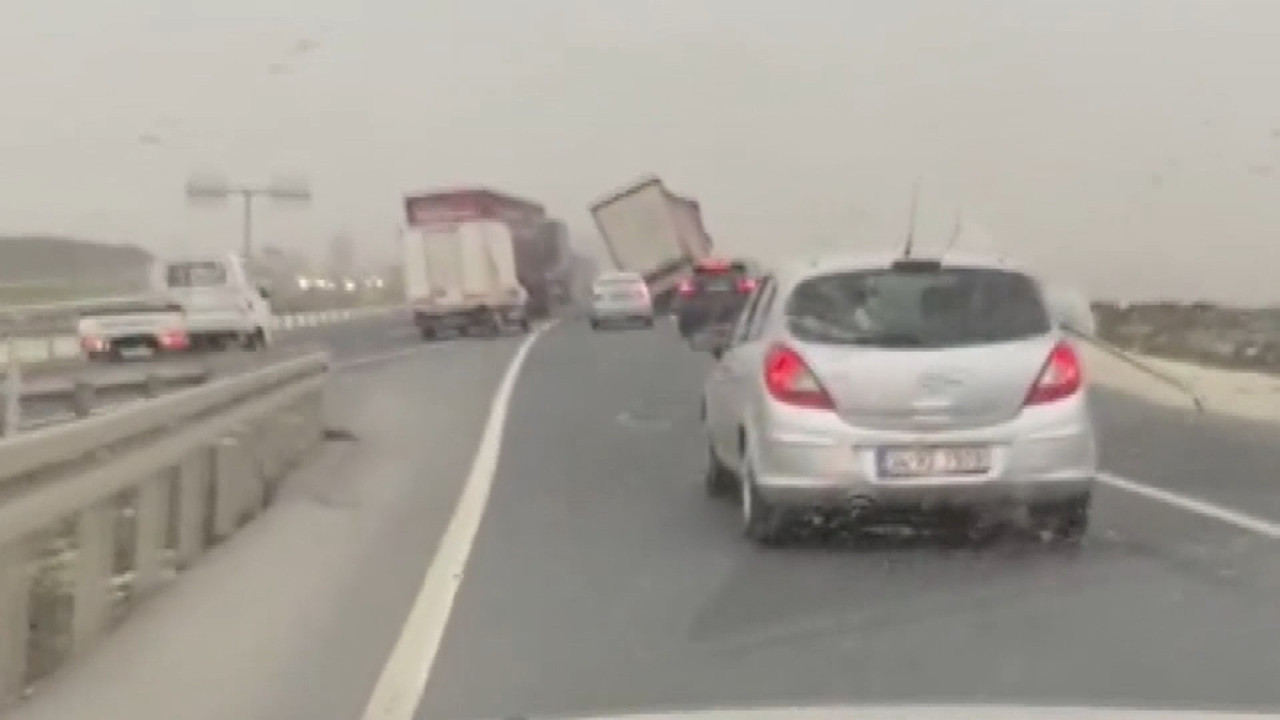 Fırtına TIR'ları bile devirdi