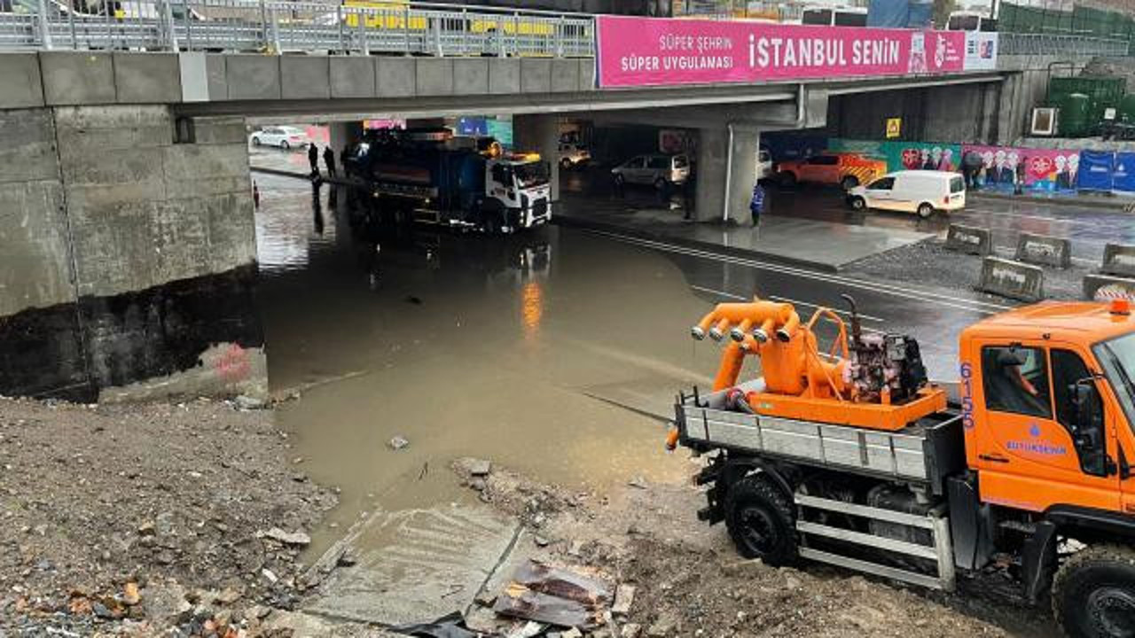Unkapanı alt geçidinde rögarlar tıkandı