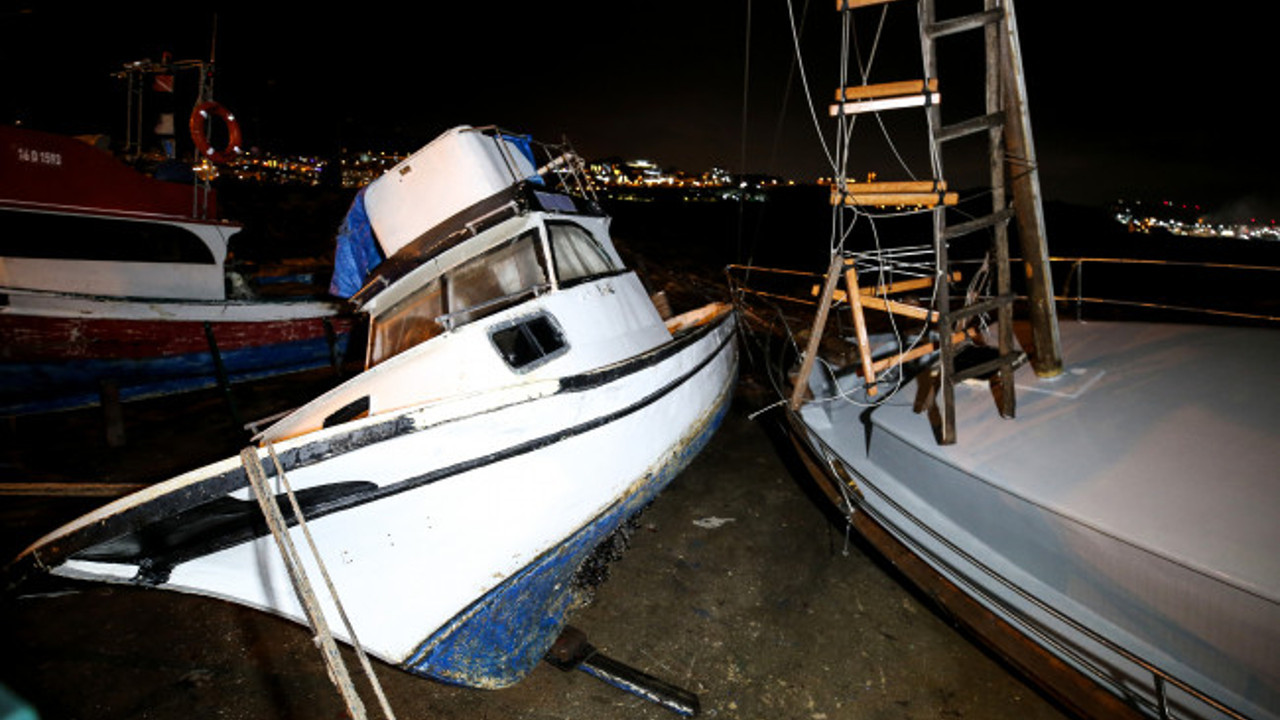 Gemlik'te dalgalar tekneleri batırdı