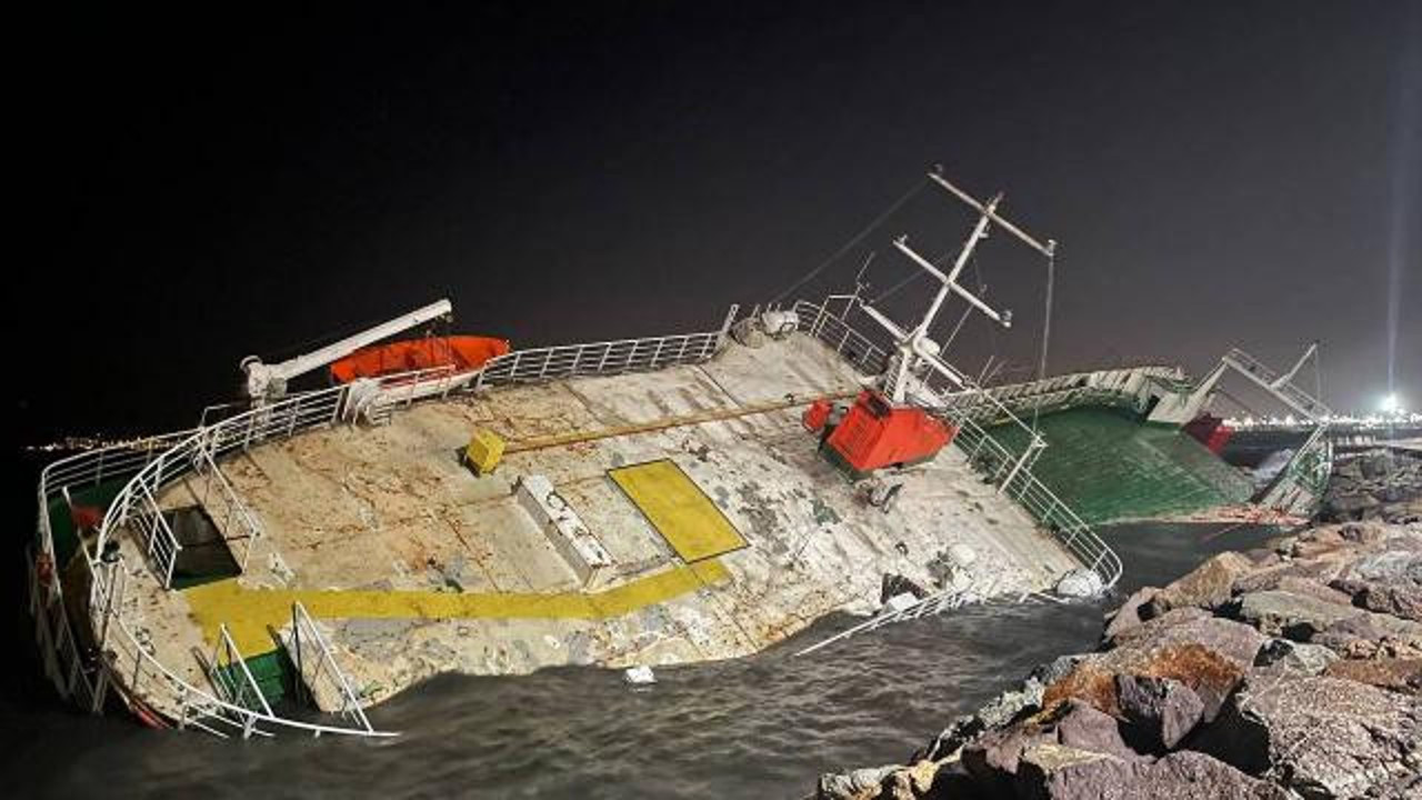 Maltepe'de lodos nedeniyle karaya oturan gemi batmaya başladı