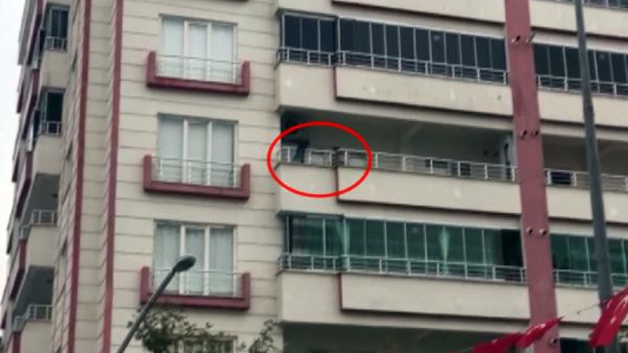 4.kattaki balkon korkuluklarında oyun oynayan çocuk aşağıya sarktı