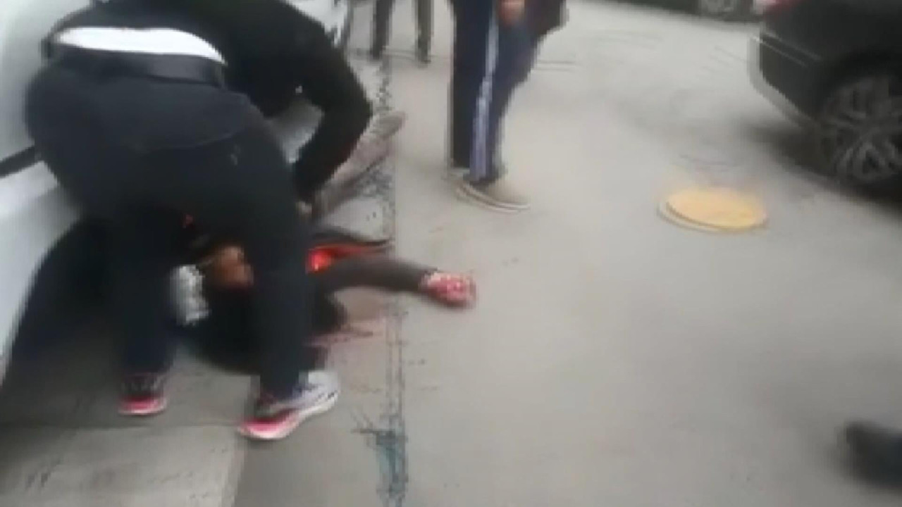 Uçan çatıyla birlikte yere çakıldılar