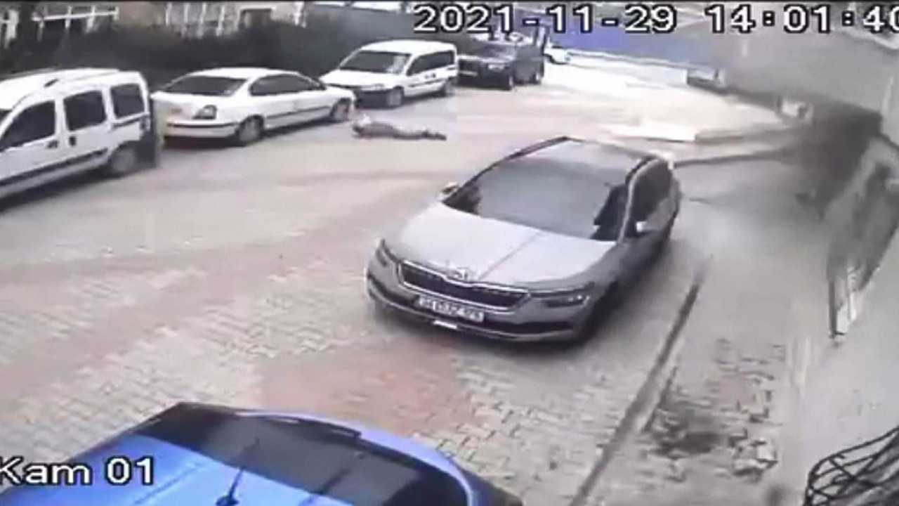 Yerden havalanan suntalar vatandaşa çarptı. Fırtına bir anda savurdu