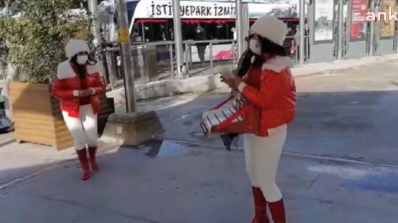 Yılbaşı biletlerini ilgi düşük olunca biletleri Noel Baba kıyafetiyle mankenler satacak