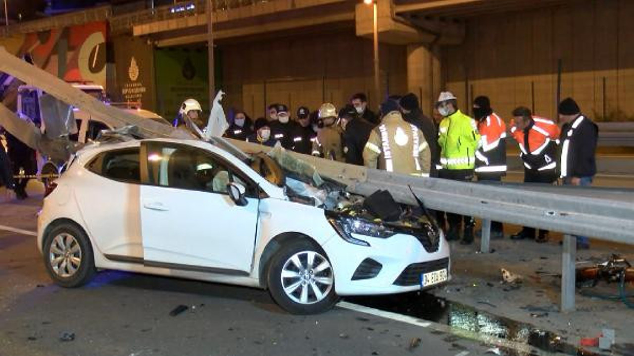 Kadıköy'de bariyer otomobile ok gibi saplandı