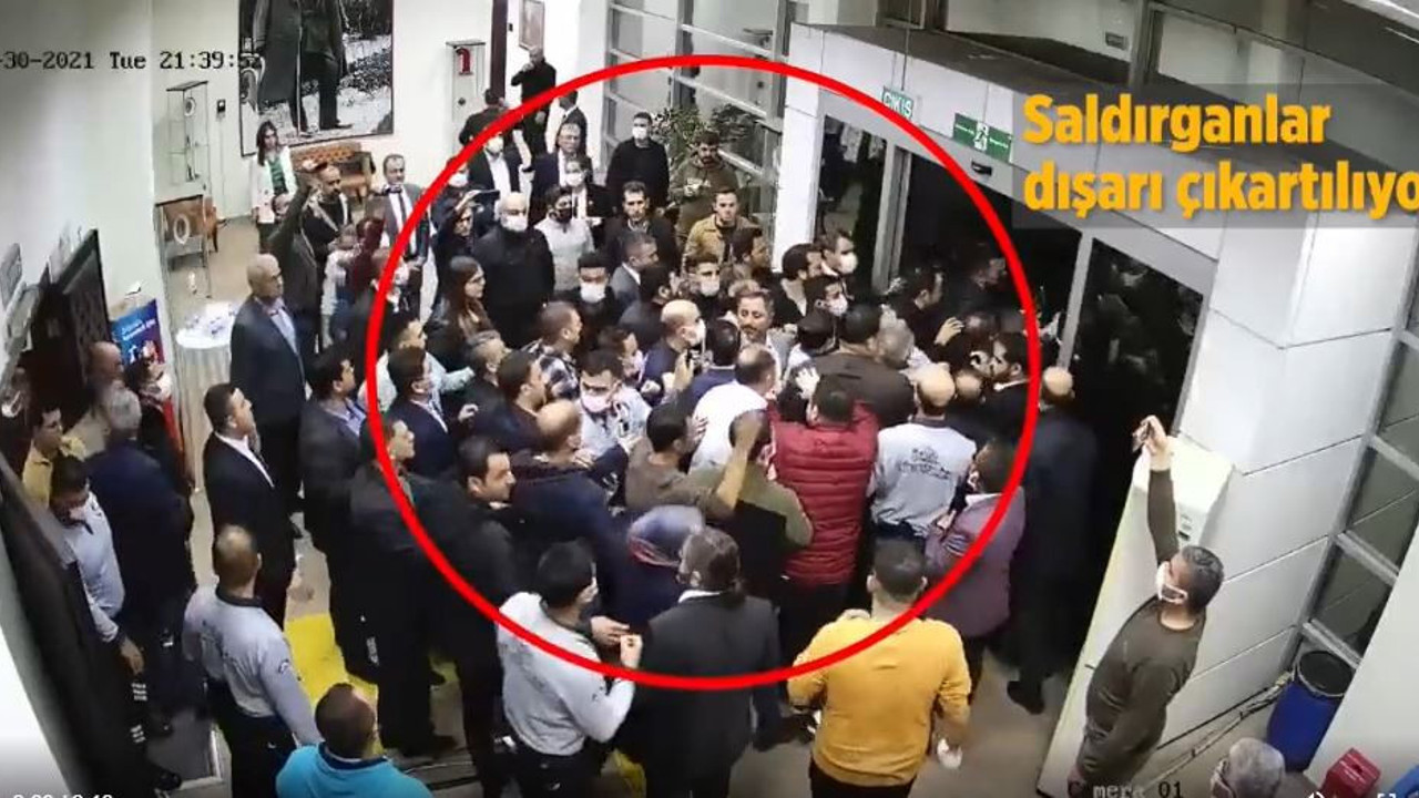 AKP Gençlik Kolları Belediye Meclisi’ni bastı. CHP’li Büyükşehir Belediye Başkanı ile AKP’li İlçe Belediye Başkanı tartıştı