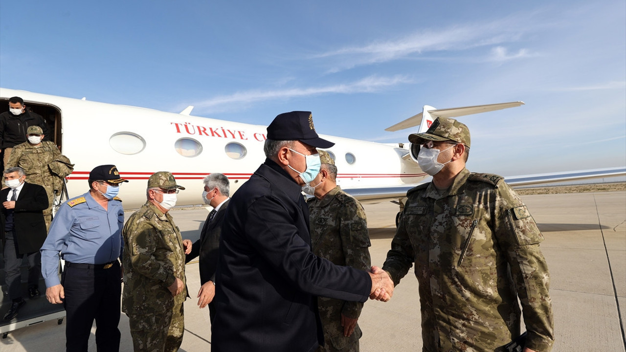 Bakan Akar ve TSK komuta kademesi sınır hattında