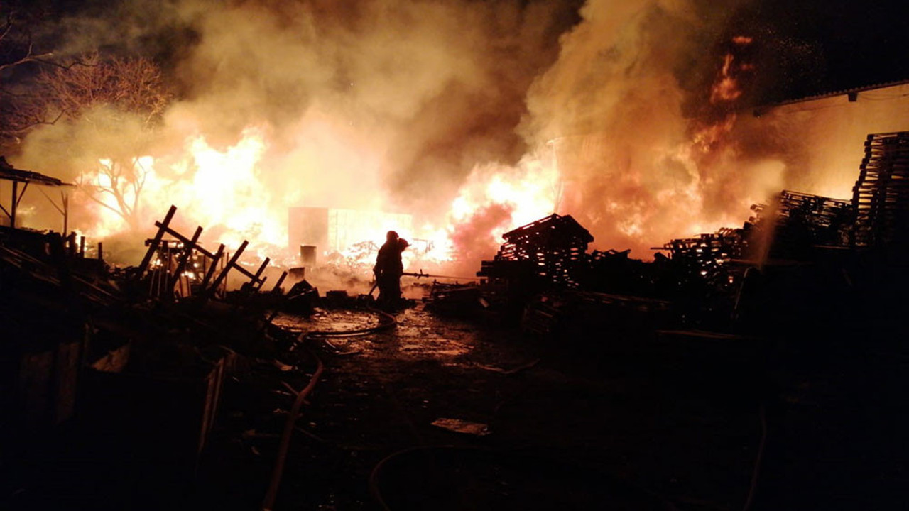 Geri dönüşüm fabrikası alev alev yandı