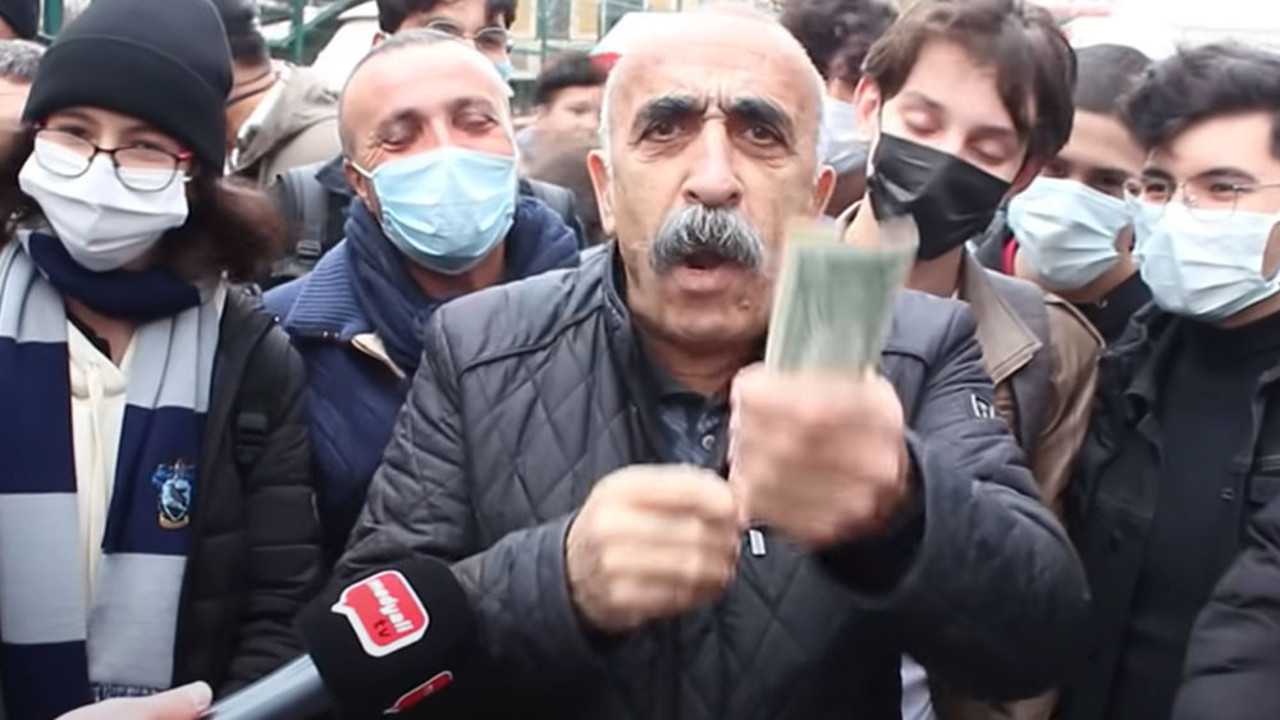 Gurbetçi vatandaş sokak ortasında dolar dağıttı. Uzanan ellere yetişemedi