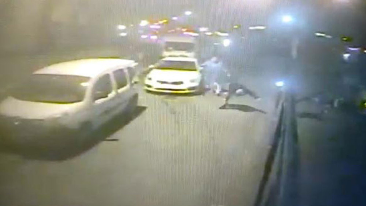 Bir taksici dehşeti daha. Taksicinin ittiği kadın az daha canından oluyordu