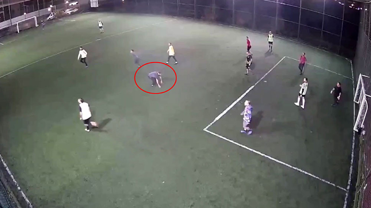 Halı sahada bir anda yere yığıldı