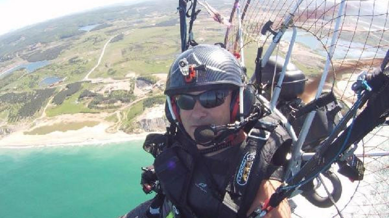 Teknelerin üzerine düşen paramotorun pilotu hayatını kaybetti