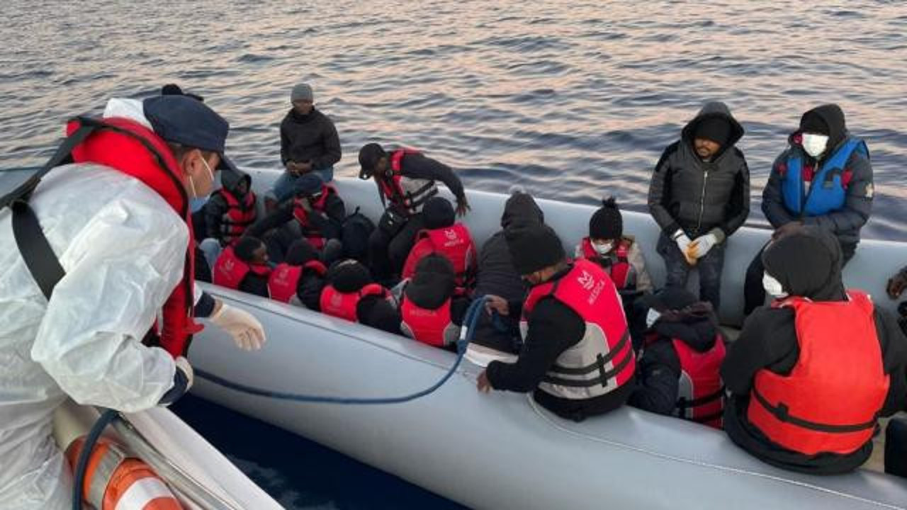 Yunanistan tarafından Türk kara sularına itilen 24 sığınmacı kurtarıldı