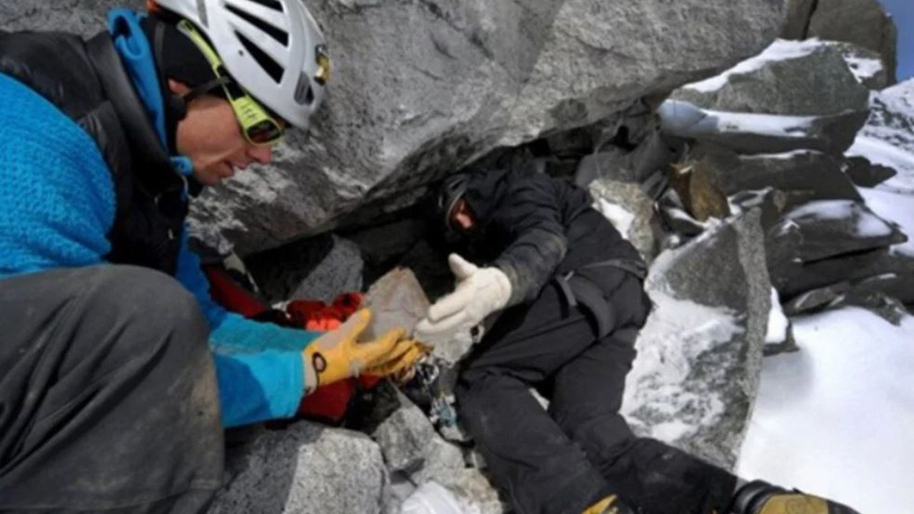 Düşen uçağın enkazında hazine buldu