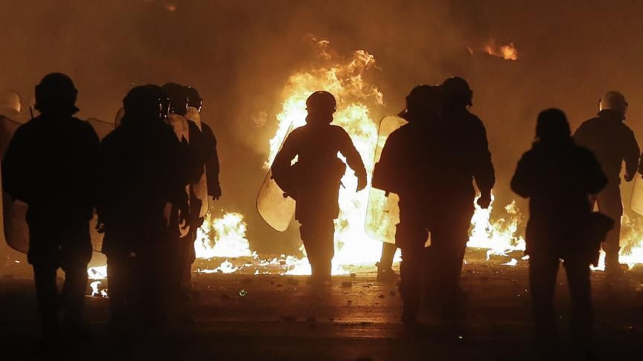 Yunanistan sokakları savaş alanına döndü