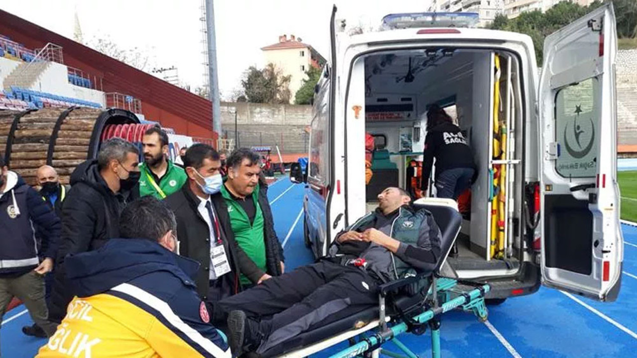 1922 Konyaspor'un antrenörü golü yiyince sahaya girip kendi futbolcularını tehdit etti. Maçtan sonra dayak yiyip hastanelik oldu