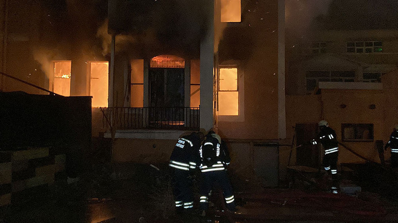 Tarihi bina küle döndü