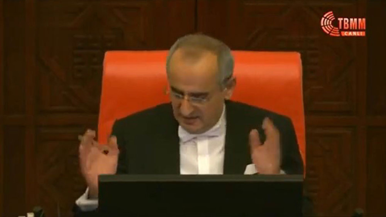 Meclis Başkanvekili Başkanvekili olalı böyle zulüm görmedi. Vekiller susmayınca ağzından kaçırdı sonra eliyle ağzını kapattı