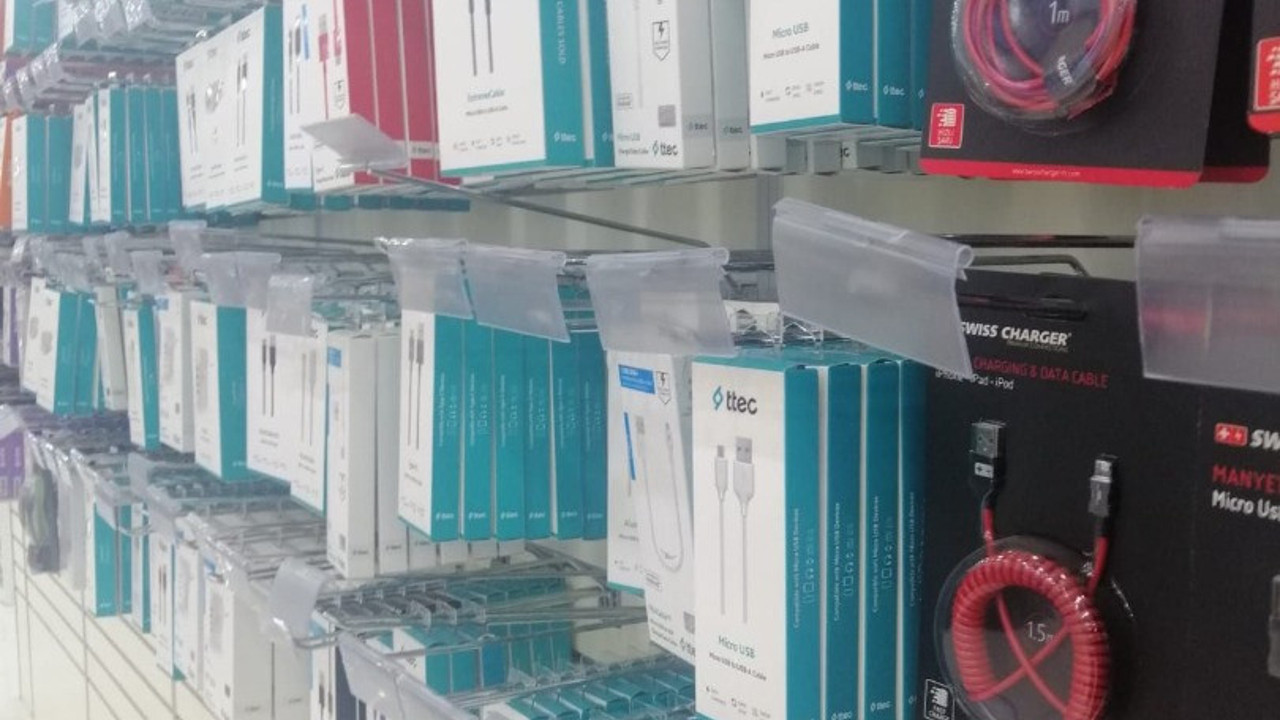 Dolara yetişemediler etiketleri boş bıraktılar. Artık fiyatları kasada öğreneceksiniz