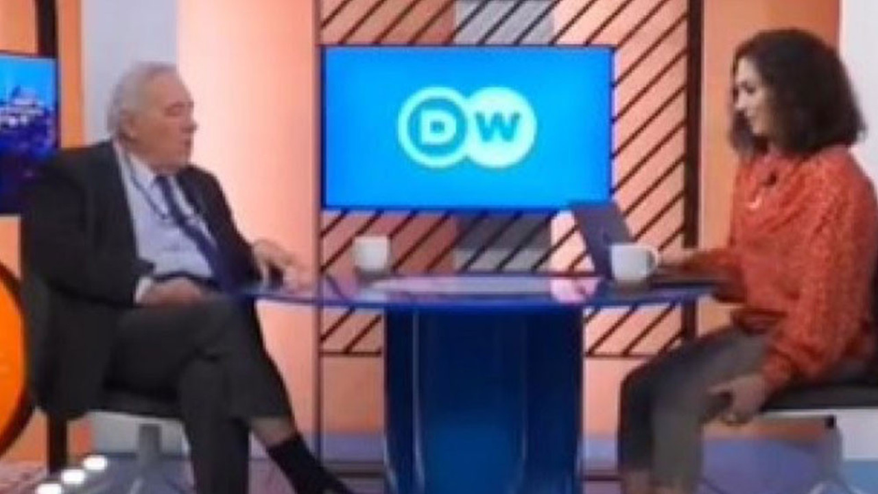 İlber Ortaylı Alman Deutsche Welle'nin rezilliğini canlı yayında açıkladı. Deutsche Welle'yi savunmaya kalkan Nevşin Mengü'ye de bakın neler dedi