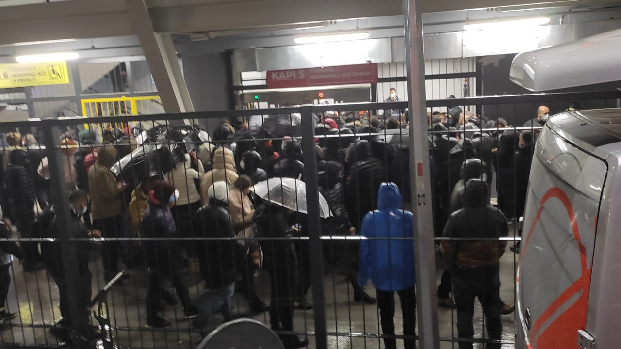 İzmir'de Alsancak stadının açılışında rezalet! Turnikeler bozulunca taraftarlar yağmur altında dışarıda kaldı