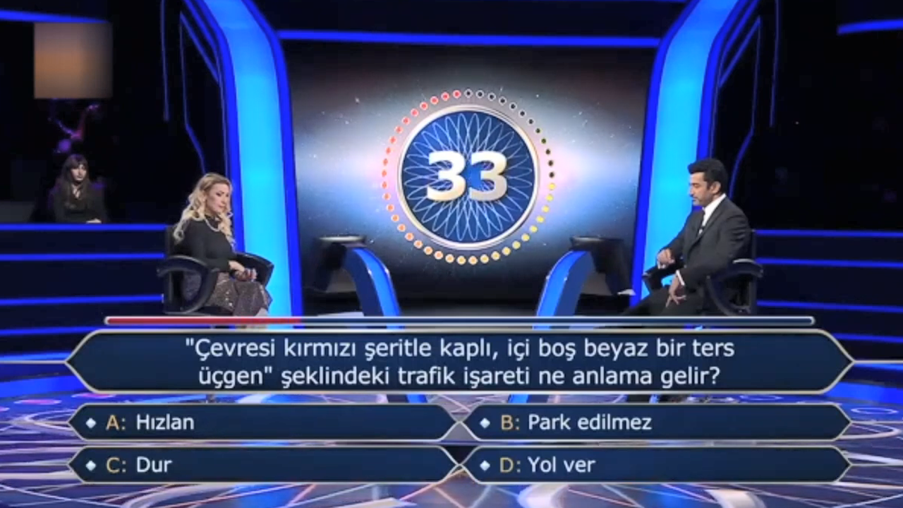 Direksiyon dersi veren yarışmacı, trafik sorusunda elendi. Kenan İmirzalıoğlu neredeyse sunuculuğu bırakıyordu