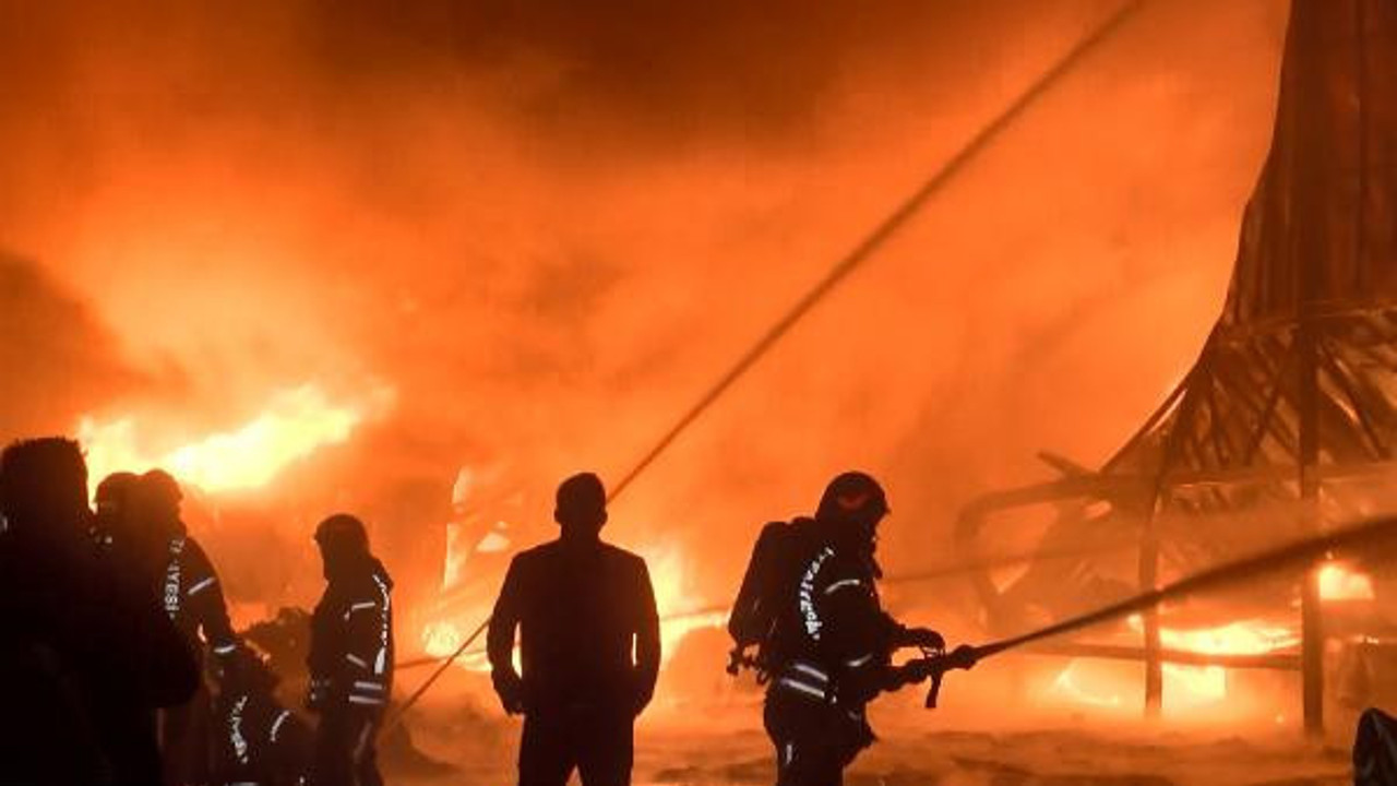 Plastik fabrikasında korkutan yangın (12 Aralık 2021)