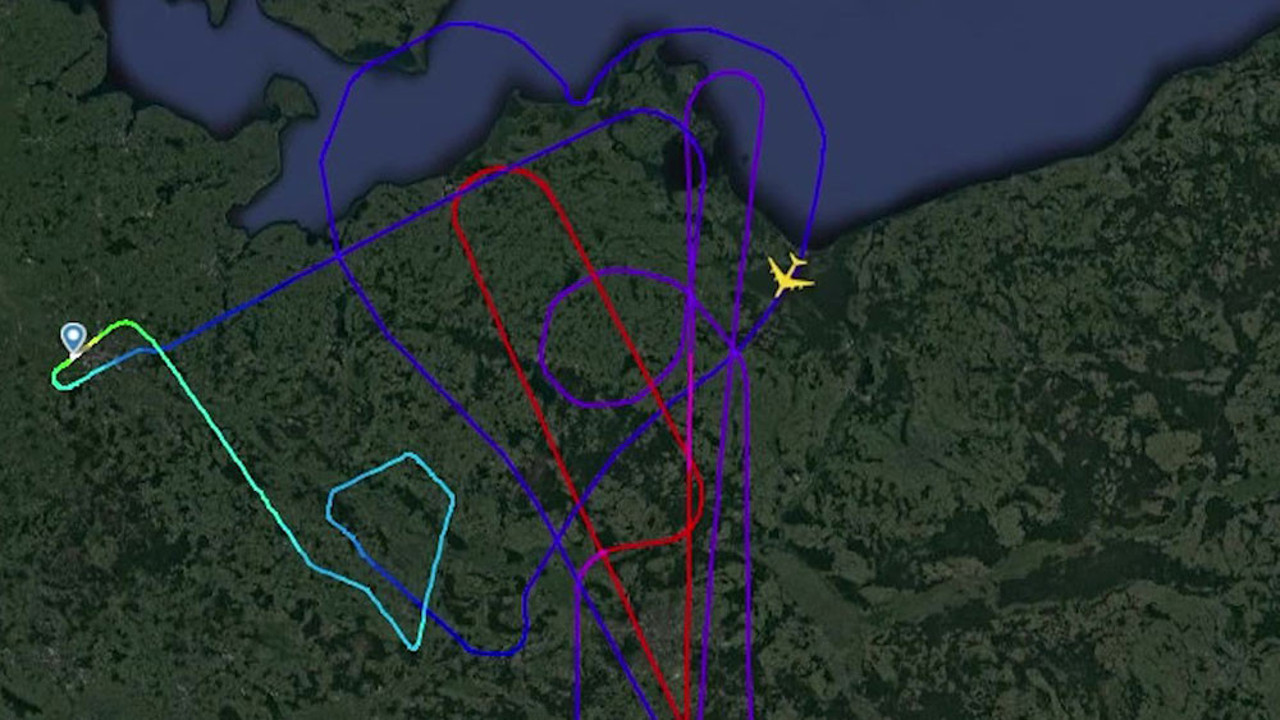Birleşik Arap Emirlikleri Airbus A380'ni gökyüzünde kalp çizerek aldı