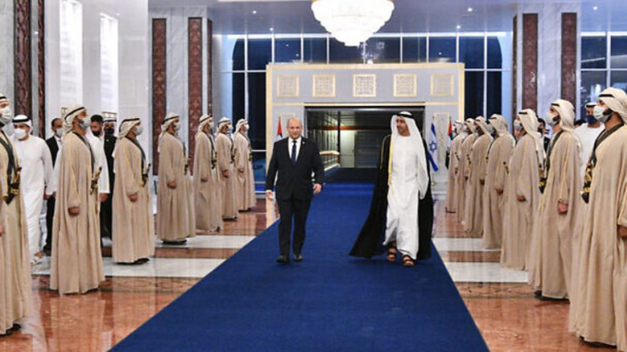 İsrail Başbakanı BAE'yi ziyaret etti. İsrail Başbakan'ın ziyareti "AKP'ye kötü haber" olarak yorumlandı