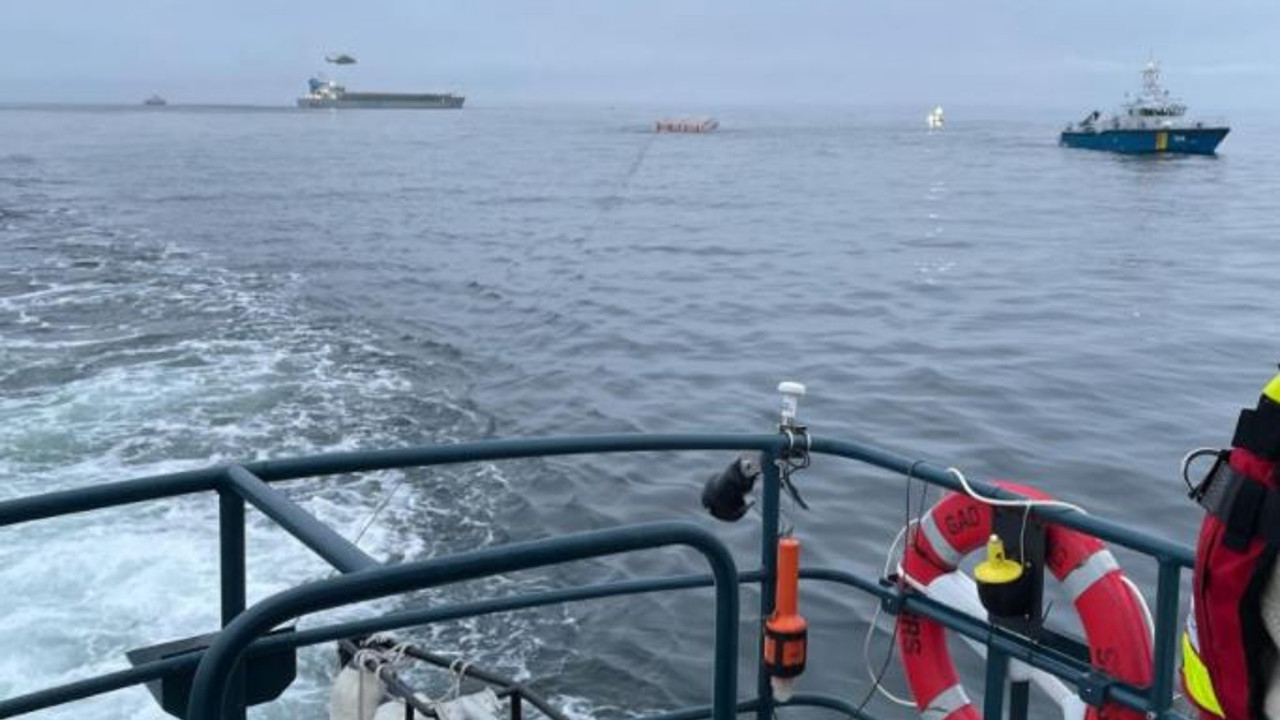 Baltık Denizi’nde iki gemi çarpıştı, biri alabora oldu