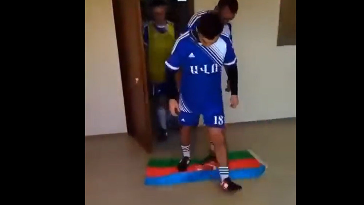 Ermeni futbolculardan skandal hareket! Sahaya Azerbaycan bayrağını ezerek çıktılar