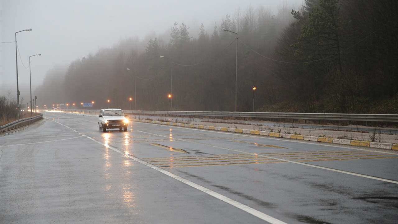 Bolu Dağı'nda sis ve sağanak