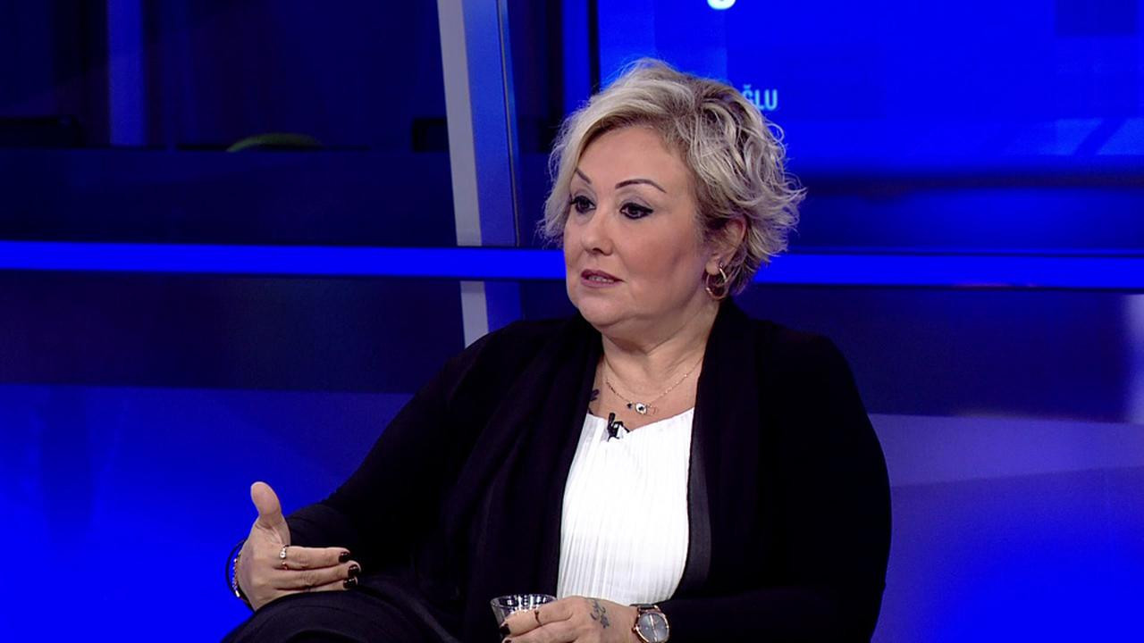 Atatürk sayesinde okuyup Atatürk'ü yok sayan AKP'li kadını iki cümleyle dağıttı. Birilerinin ihtiyacı olan tarih dersini Şengül Hablemitoğlu verdi