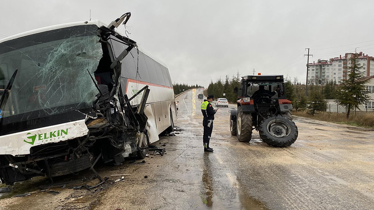 Servis otobüsü traktöre ve kamyonete çarptı