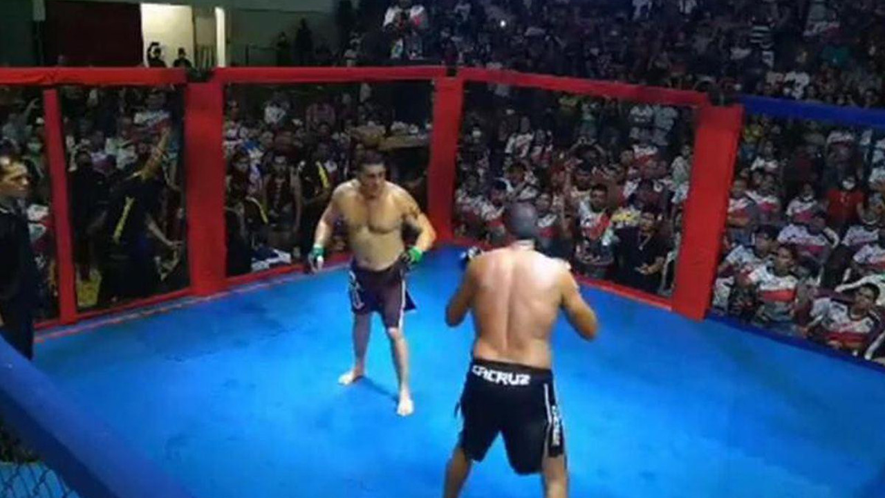 Brezilya'da belediye başkanı ile seçimi kaybeden başkan kafes dövüşünde kapıştı! Tribünler vur, vur diye inledi