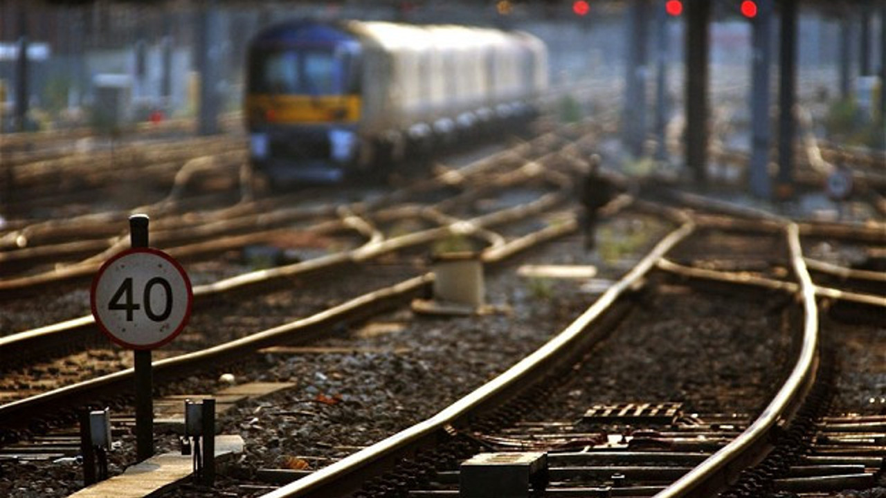 Ülkede herkes can derdine düşünce rayları söküp çaldılar. O anda tren geçseydi onlarca kişi ölecekti