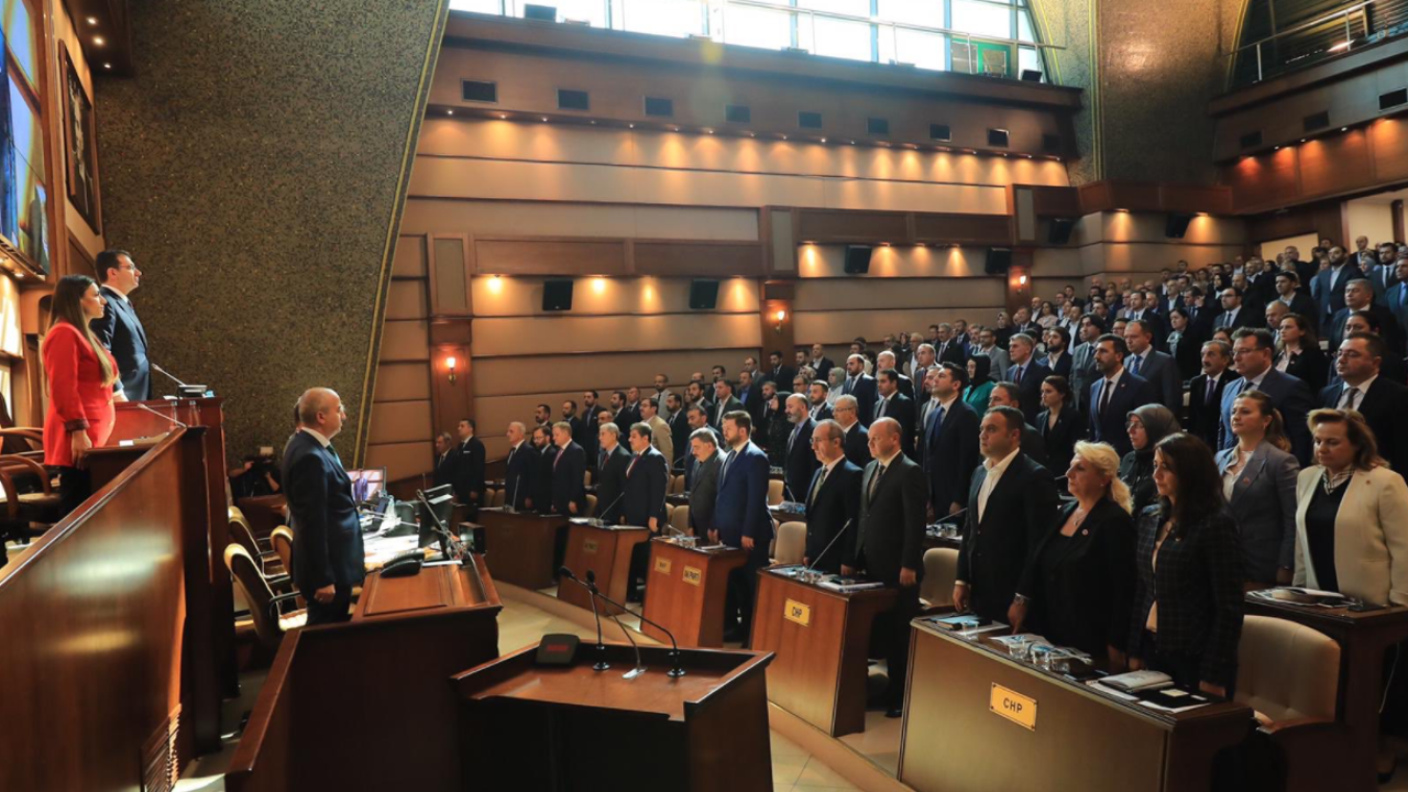 AKP ve CHP'liler birbirine girdi. İBB Meclisi'nde AKP'li Faruk Akkuş'tan skandal Türkan Saylan sözleri