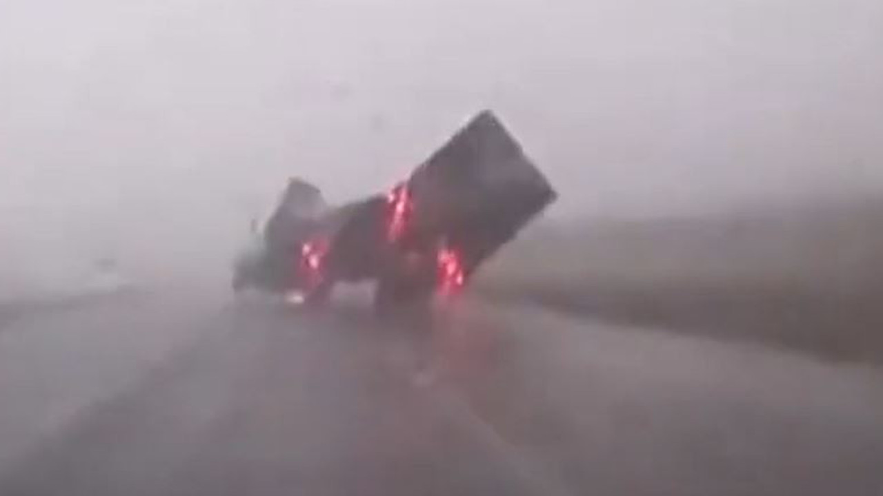 Kuvvetli rüzgar koca tırı devirdi