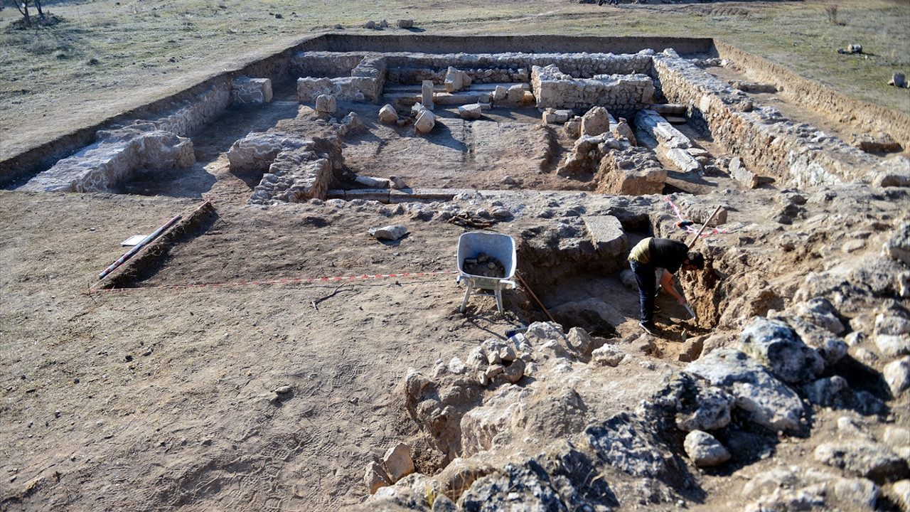 Arkeologlar 110 tarihi mezar buldu 105 i soyulmuş. Gazeteci Atilla Karaarslan ortaya çıkardı