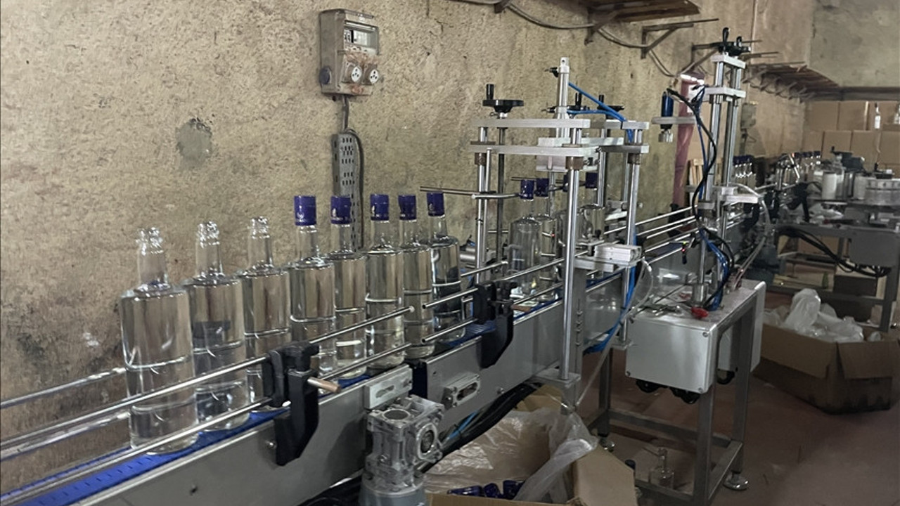 Kocaeli'de 3 ton sahte içki ele geçirildi