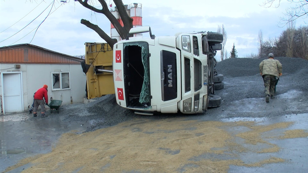 Küçükçekmece’de çakıl boşaltan kamyon devrildi
