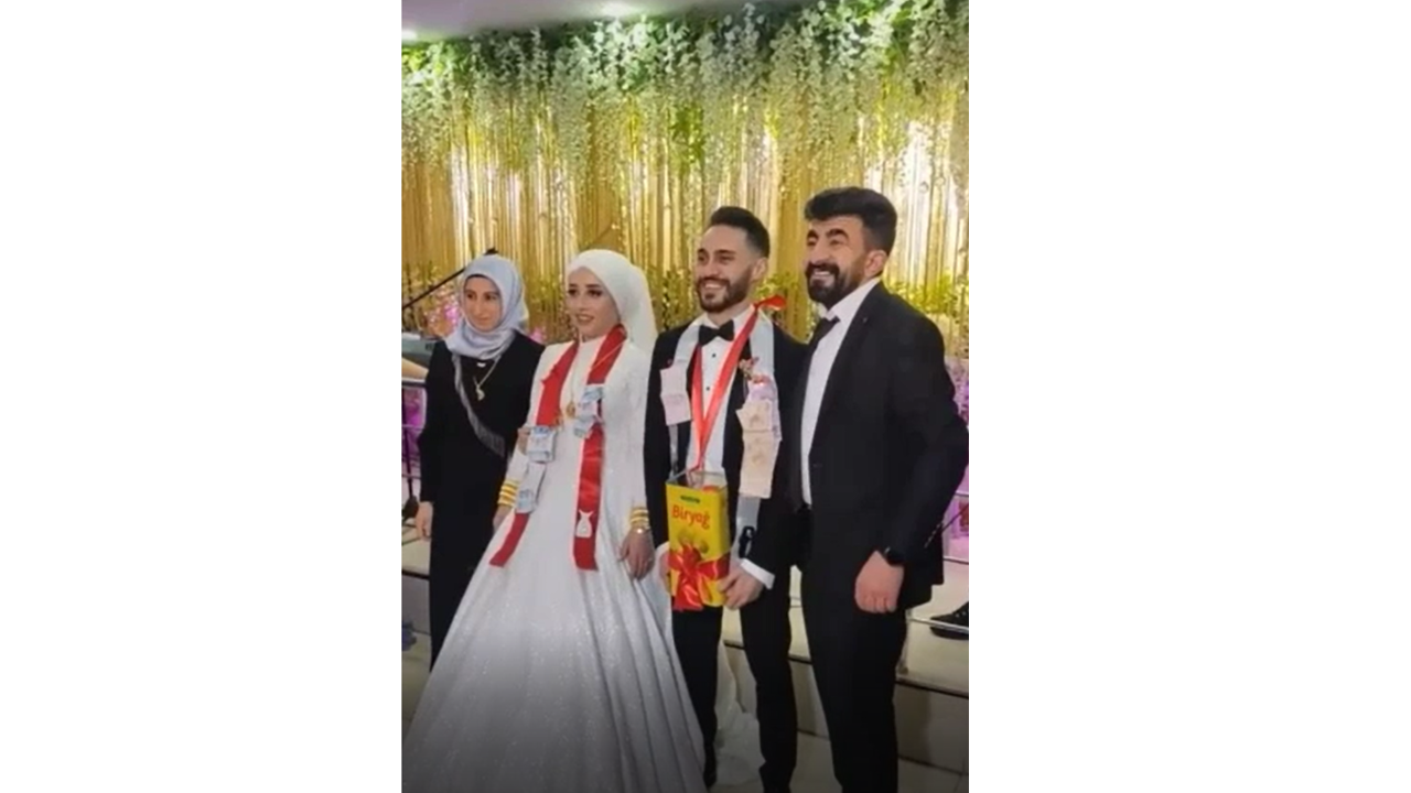 Ayçiçek yağının fiyatı altınla yarışınca damada düğünde takı olarak takıldı
