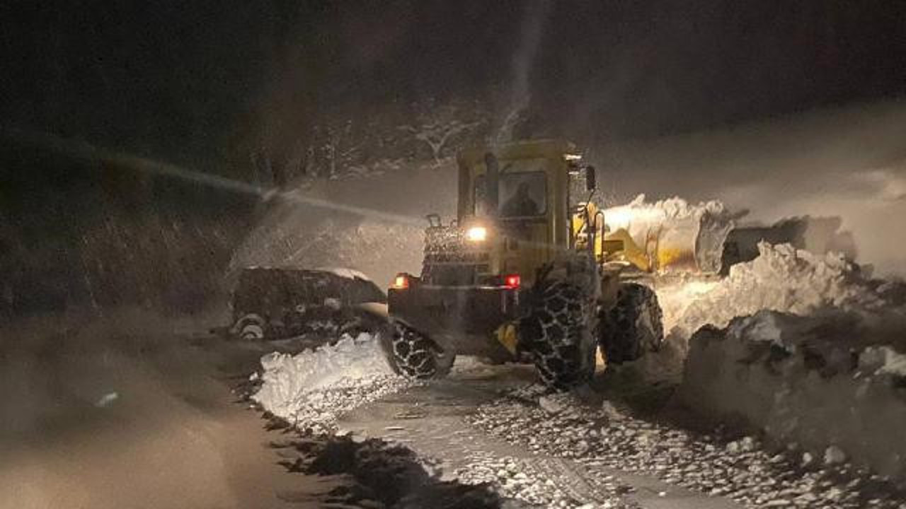 Karda mahsur kalan sürücü kurtarıldı